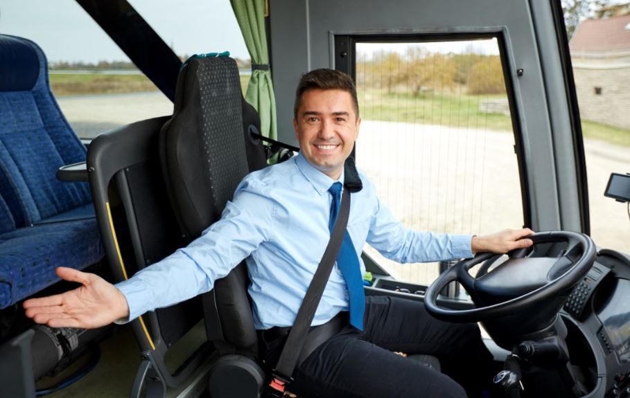 Viajar en autobús con cinturón de seguridad.