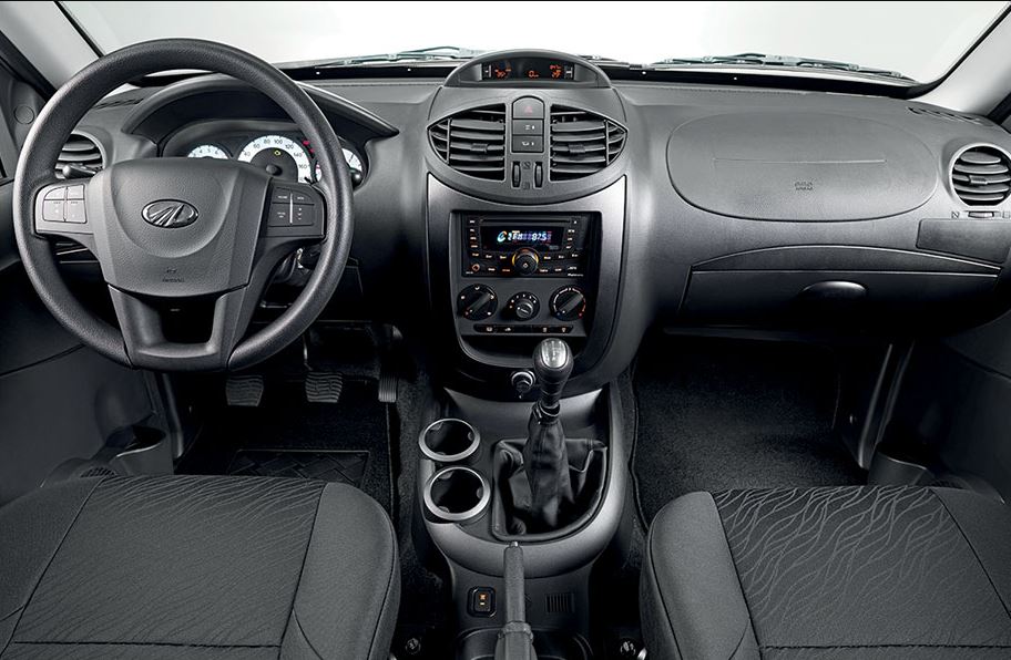Interior del Mahindra Quanto.