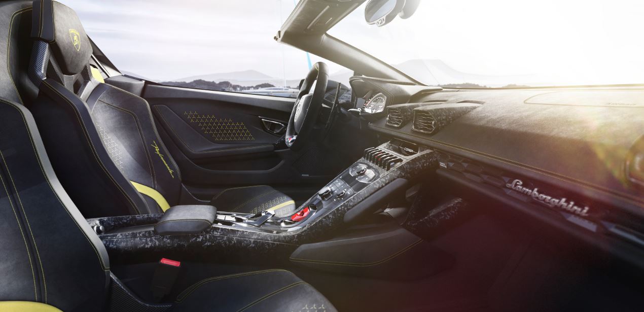 Interior del Lamborghini Huracán Performante Spyder.
