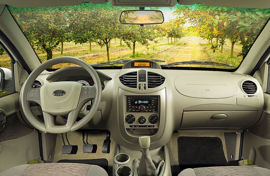 Interior Mahindra Genio Simple Cabina.
