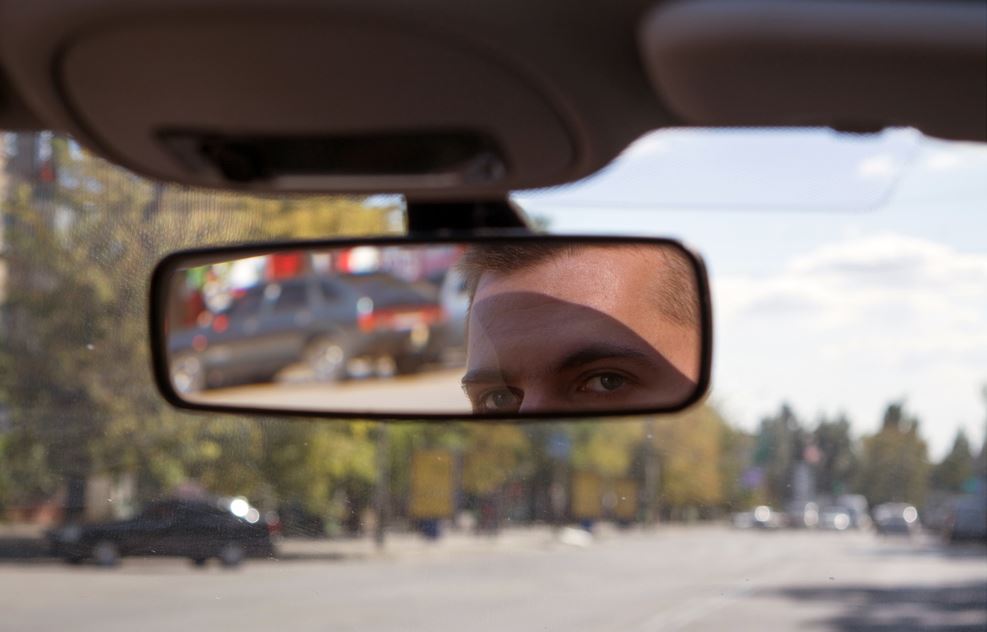 Cómo colocar el retrovisor interior.