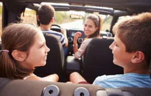 Cómo entretener a los niños en un viaje largo en coche