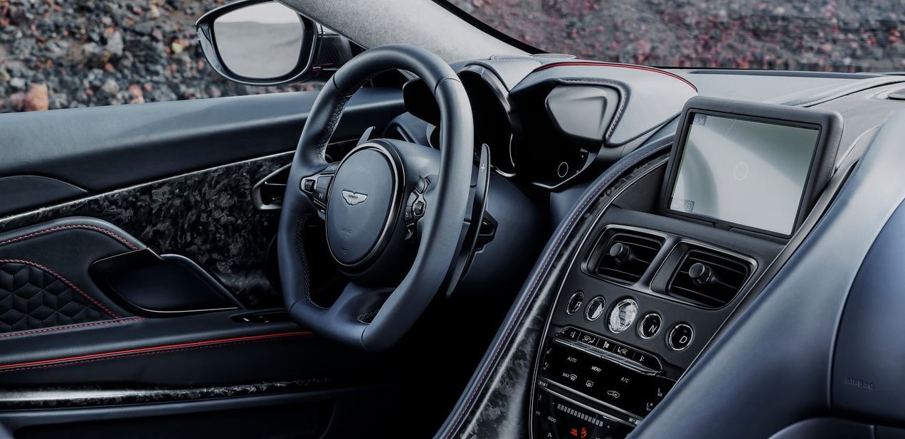 Interios Aston Martin DBS Superleggera.