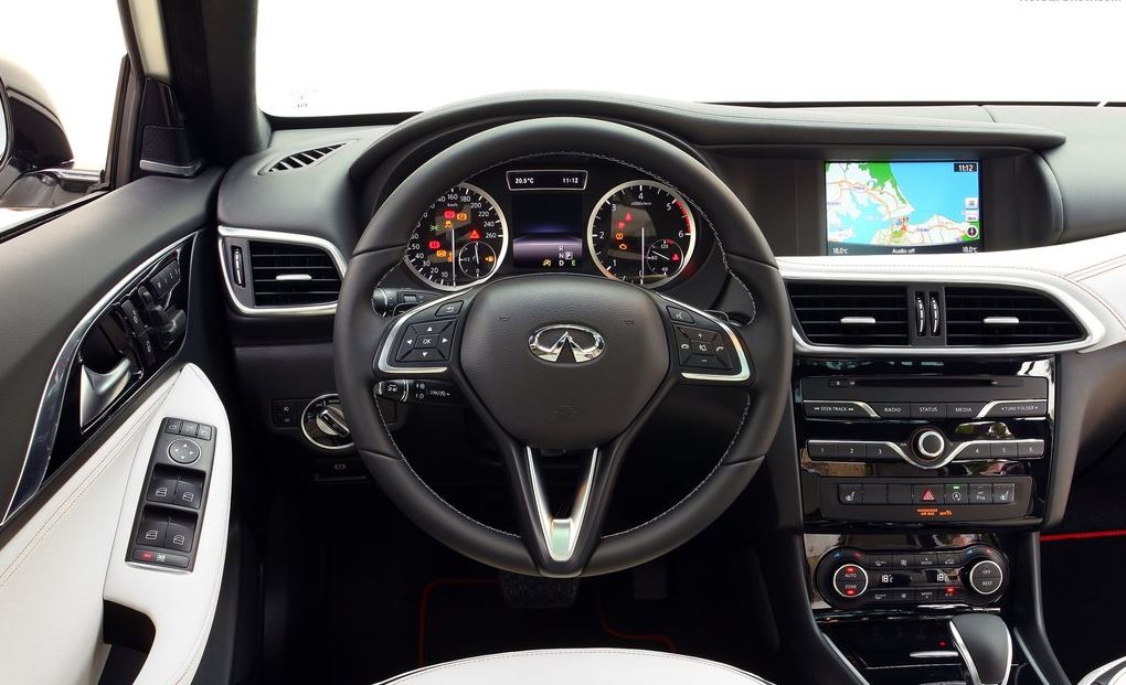 Interior del Infiniti Q30.