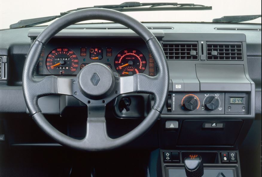 Interior del Renault 5 GT Turbo.