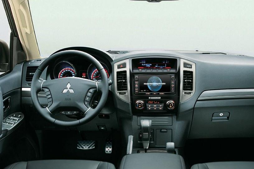 Mitsubishi Montero, interior.