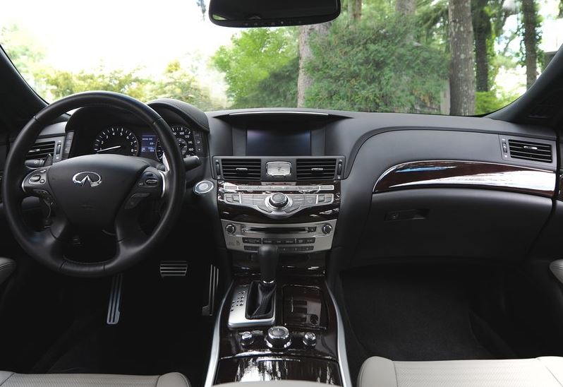 Interior del Infiniti Q70.