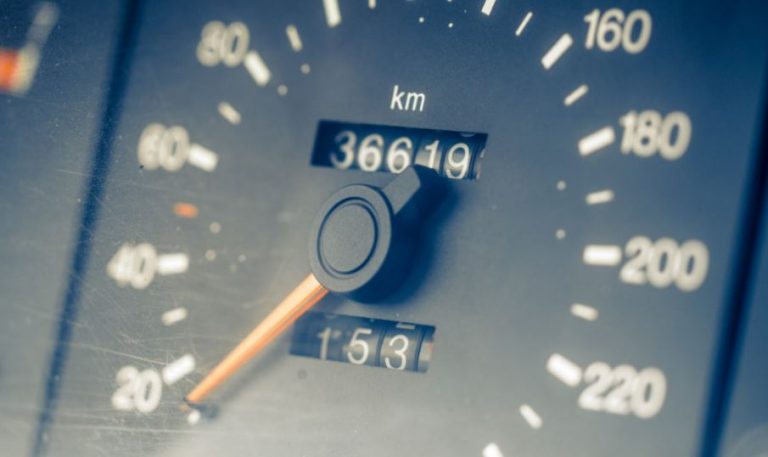 ¿Es legal manipular el kilometraje de los coches?