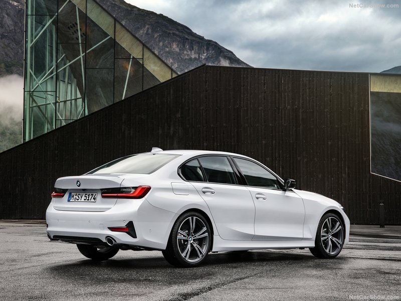 Vista trasera BMW 3 Series 2019