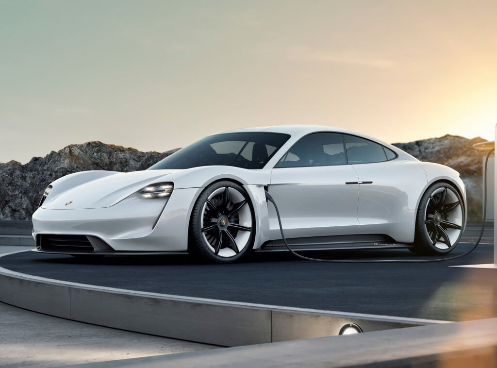 Vista de medio perfil del Porsche Mission E