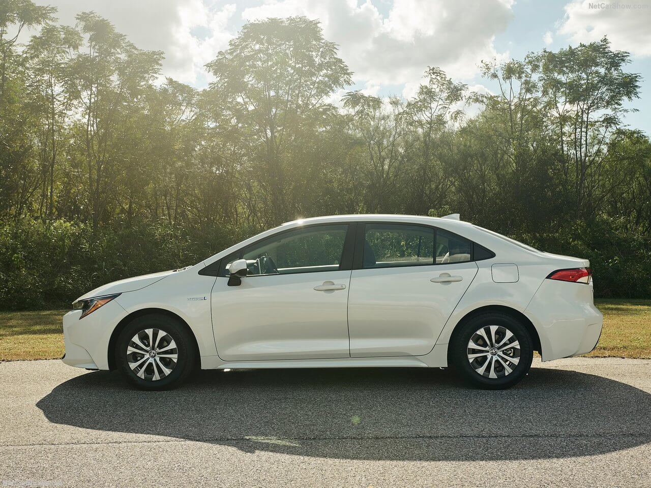 Lateral del Toyota Corolla Hibrido version americana 2020