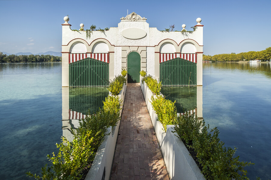 uno de los pueblos más bonitos de cataluña es banyoles