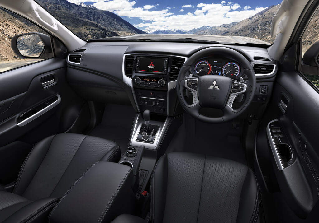 interior del mitsubishi l200