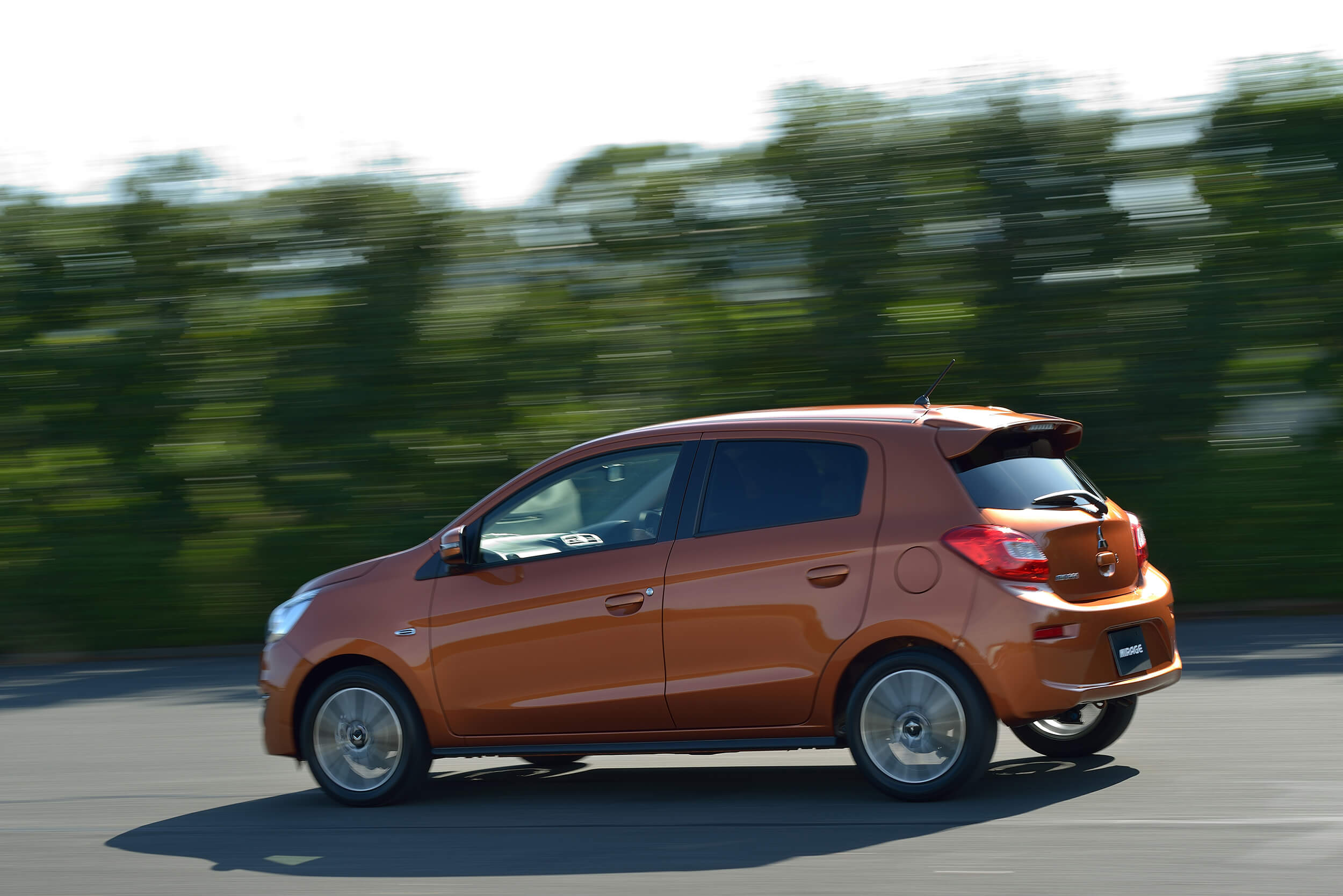 perfil del mitsubishi mirage del año 2018