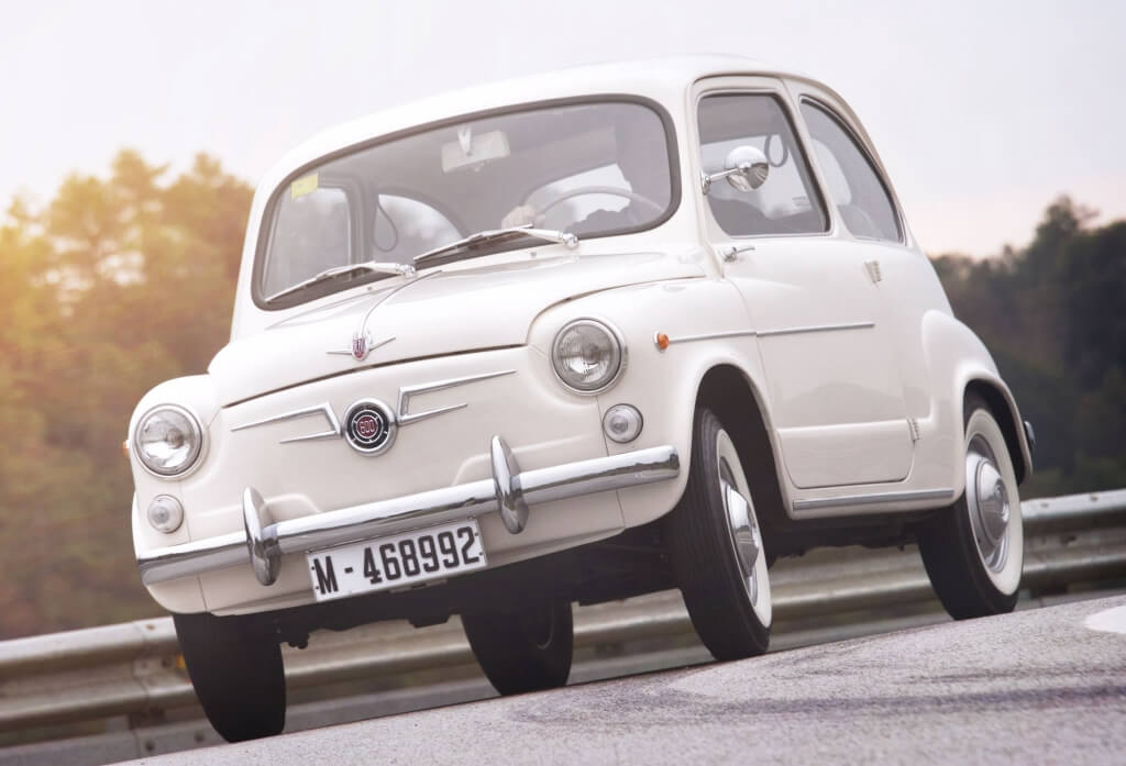 SEAT 600 con una matrícula original.