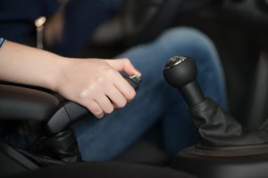 El uso correcto del freno de mano