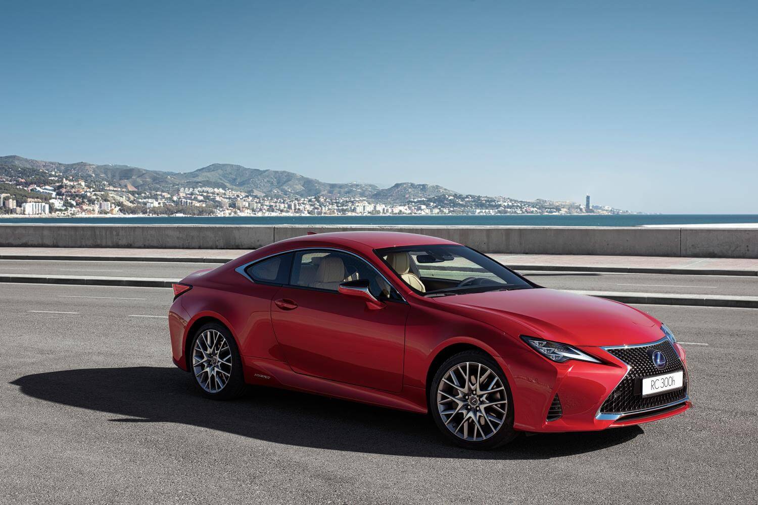 Lexus RC 300h: renovado el cupé deportivo híbrido y práctico