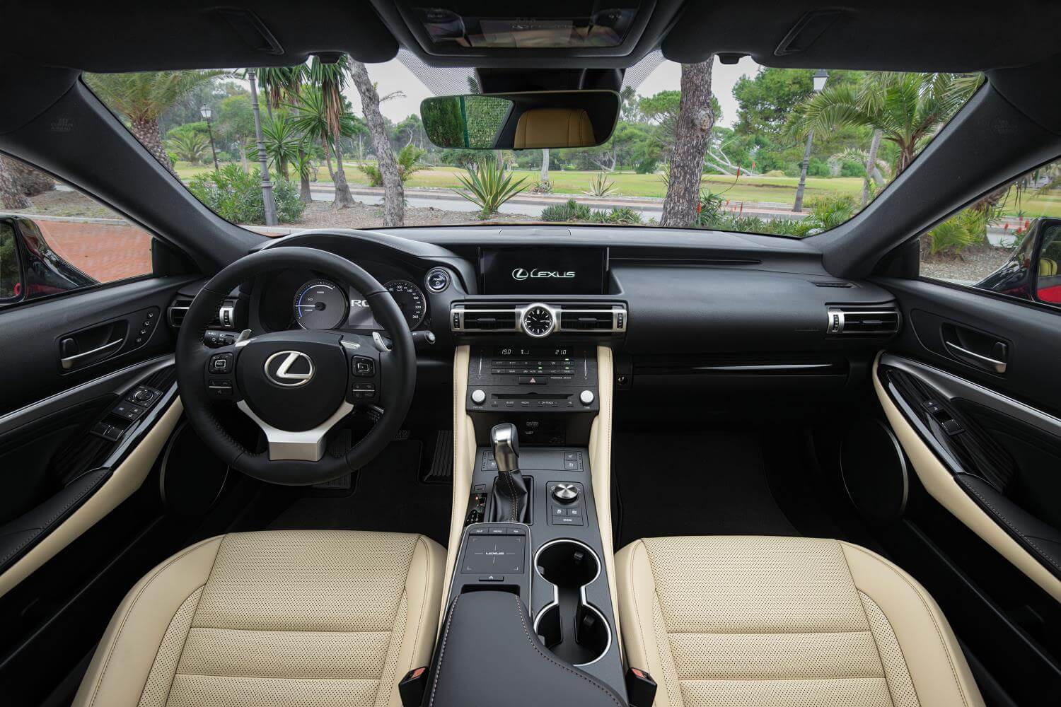 Lexus RC 300h: interior