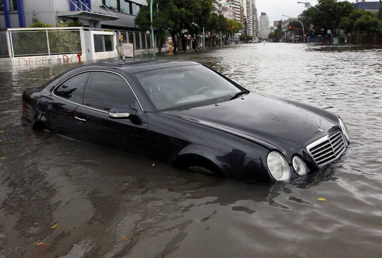 ¿Es recuperable un coche hundido en el agua?