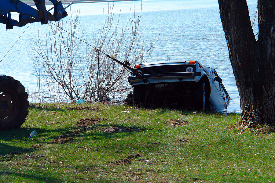 coche hundido en el lago