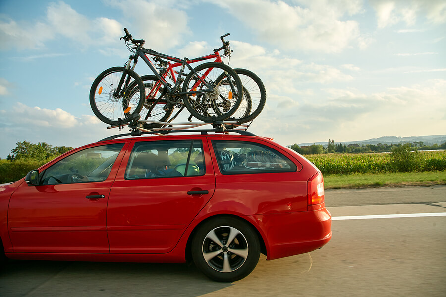 Transportar bicicletas en coche