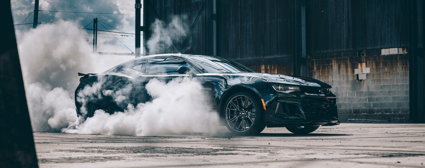 El Chevrolet Camaro ZL1 quemando rueda.