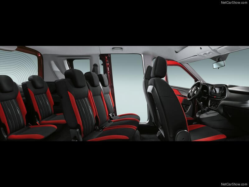 Fiat Dobló con las tres filas de asientos.