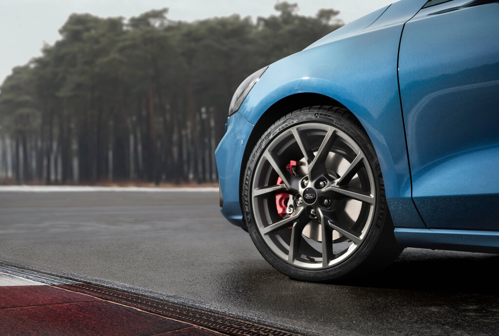 Ford Focus ST 2019: detalle de la llanta y freno.