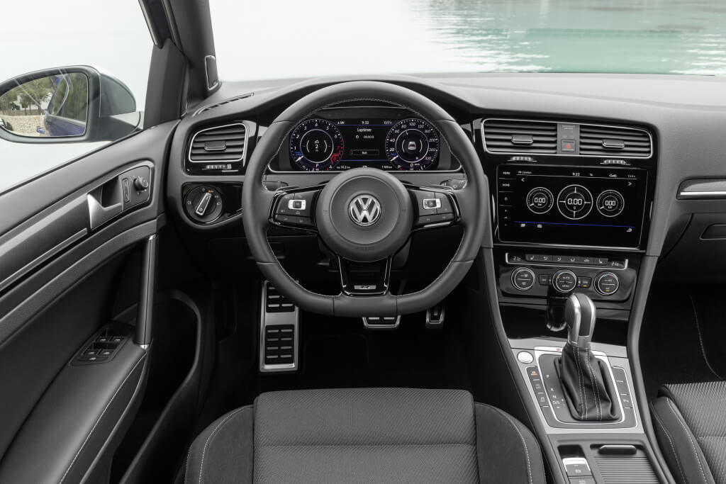 Volkswagen Golf R: interior