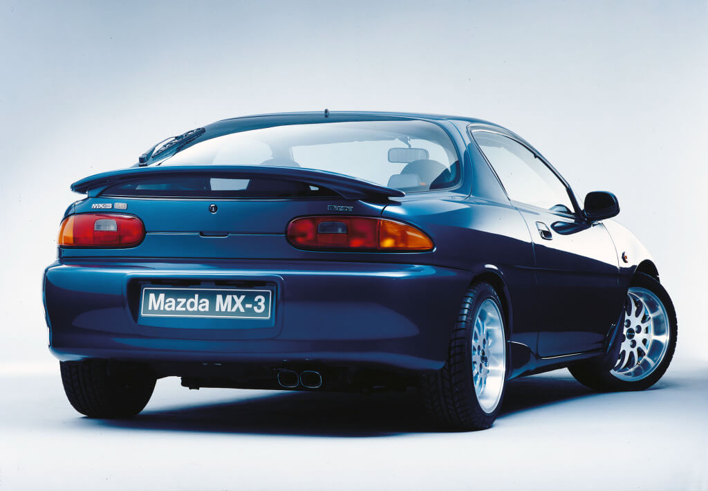 Mazda MX-3, trasera.