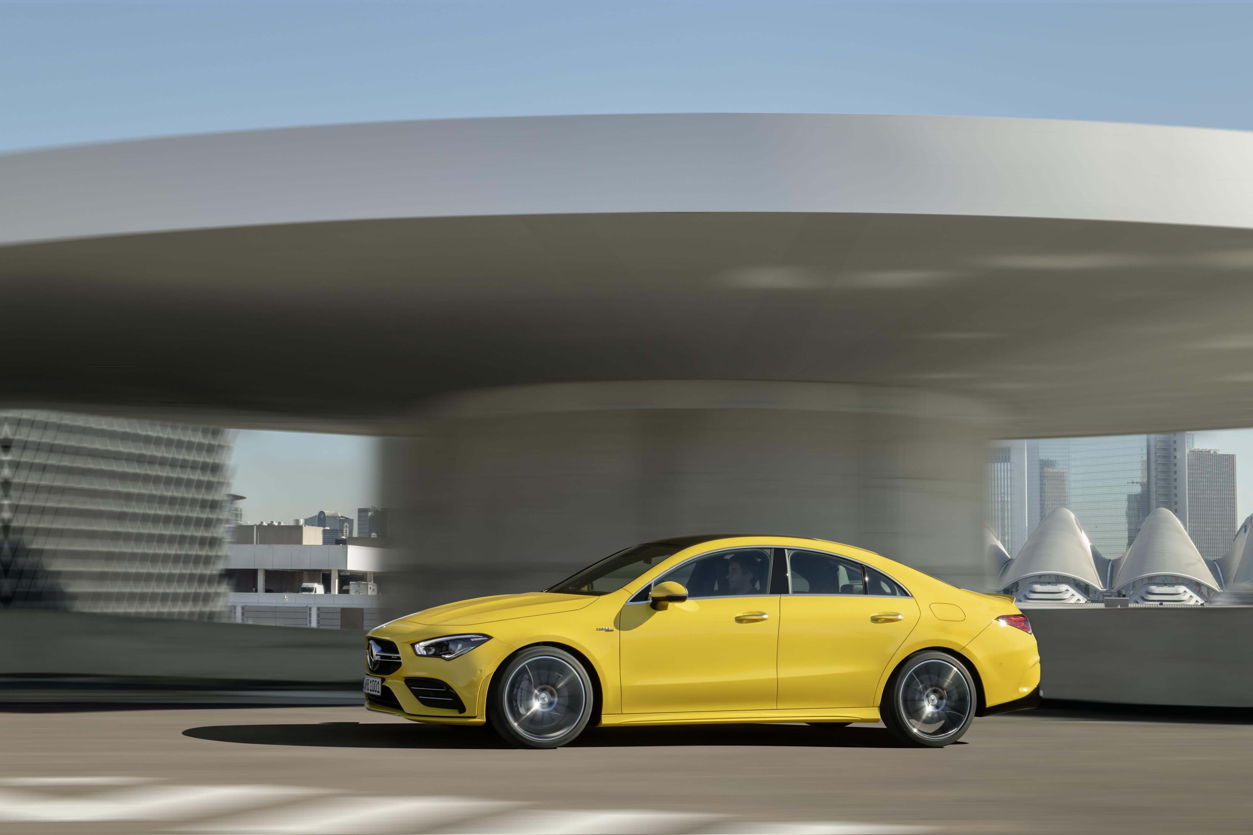 Mercedes-AMG CLA 35 4MATIC: lateral