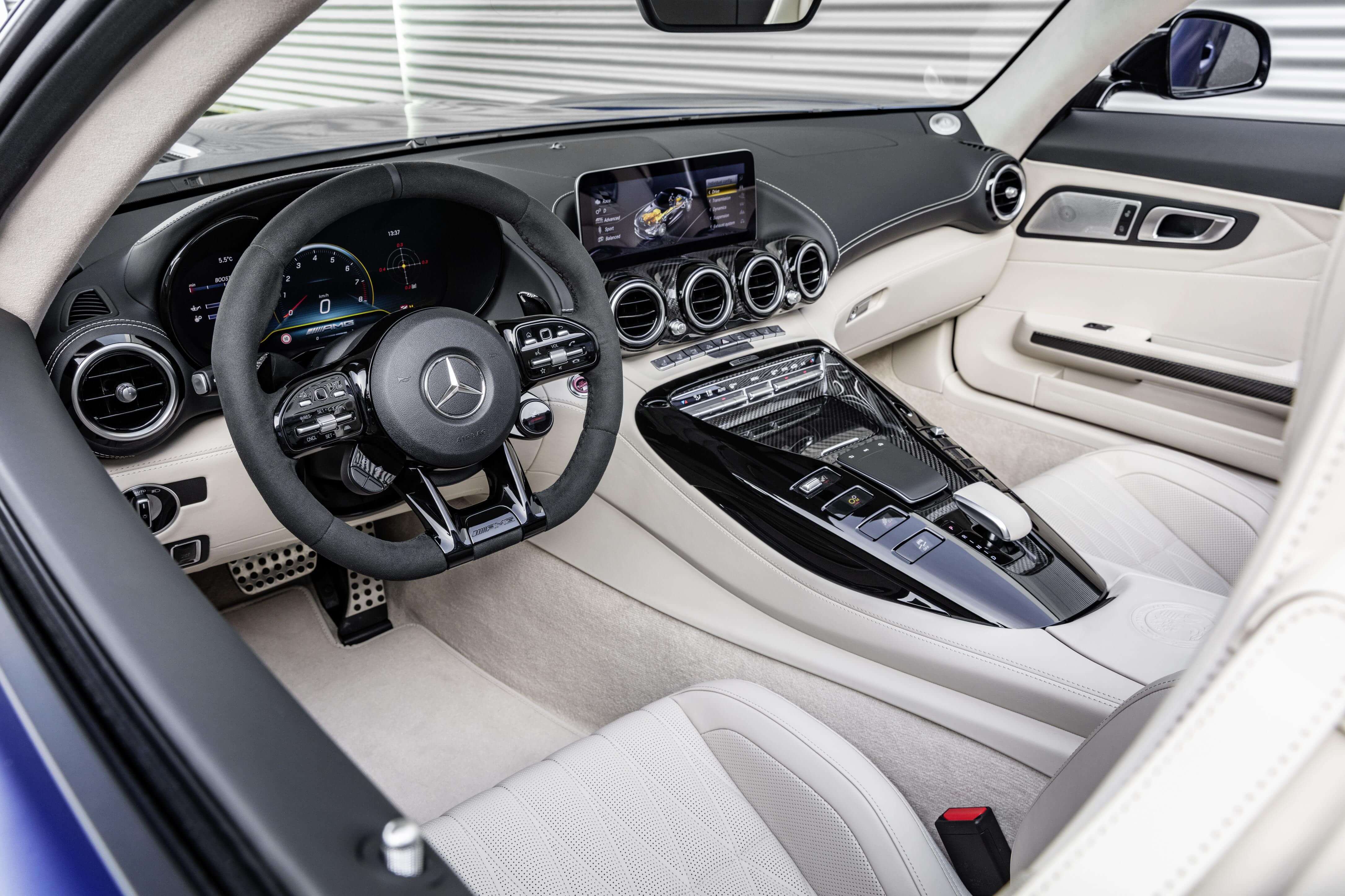 Mercedes-AMG GT R Roadster: interior