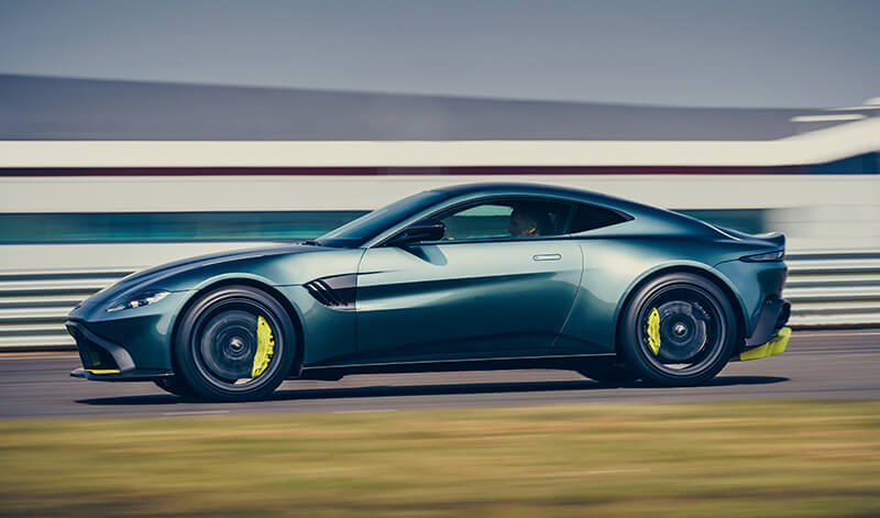 Aston Martin Vantage AMR: lateral