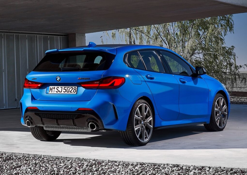BMW M135i 2019: trasera.