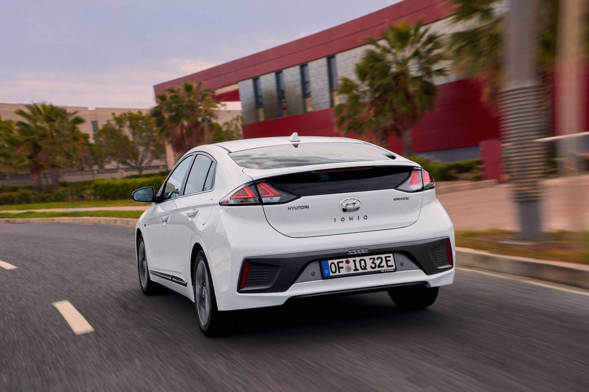 Hyundai IONIQ 2020: trasera.