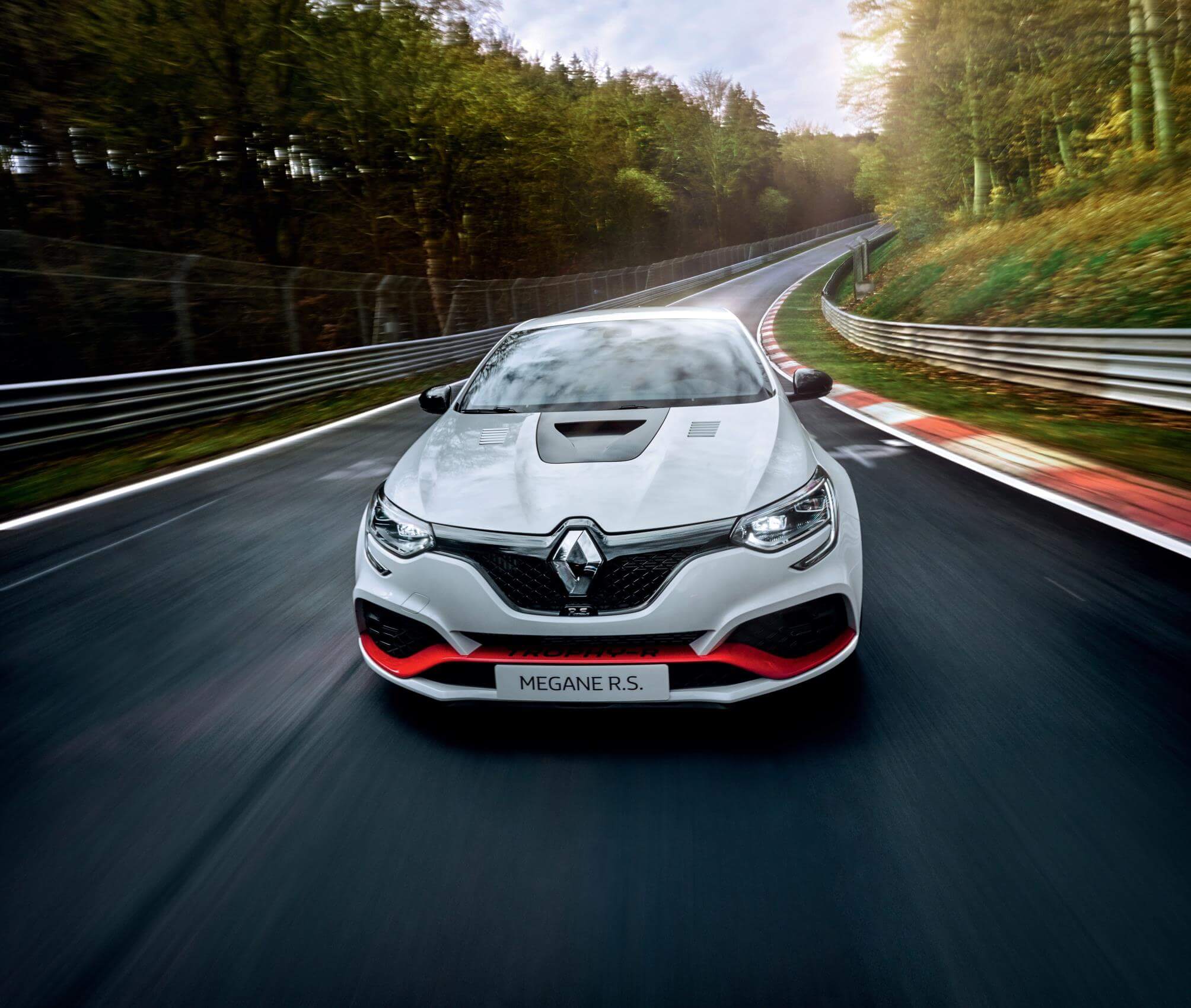 Renault Megane RS TrophyR, el tracción delantera más rápido en Nürburgring — Busco un coche Renault Megane RS TrophyR, el tracción delantera más rápido en Nürburgring — Busco un coche
