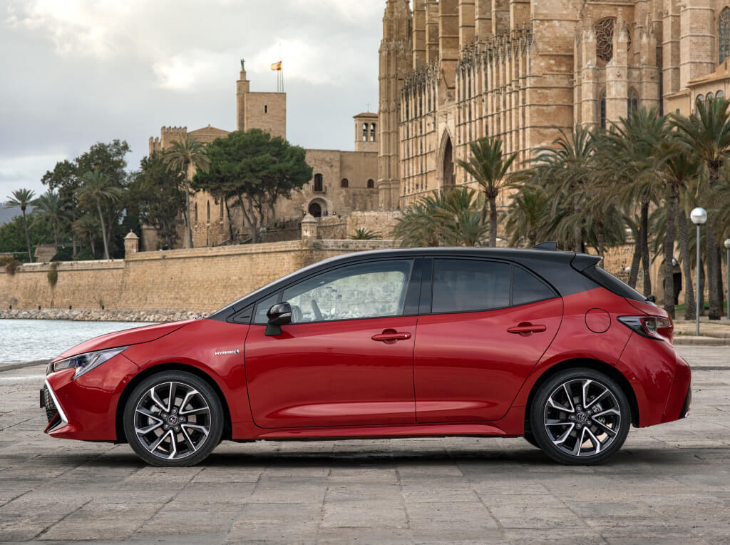 Toyota Corolla Hybrid: lateral