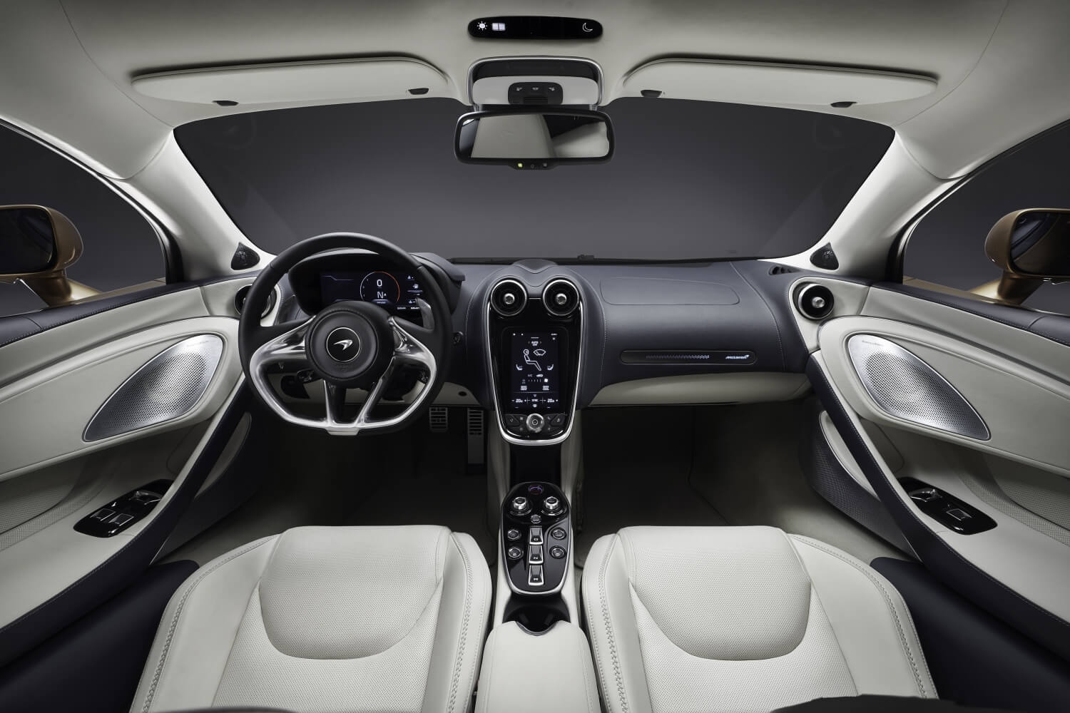 McLaren GT: interior
