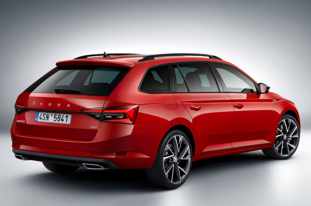 Skoda Superb Combi 2019: trasera.