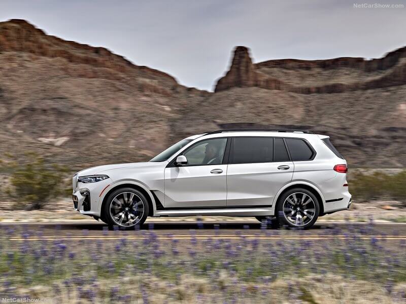 BMW X7 M50i, lateral.