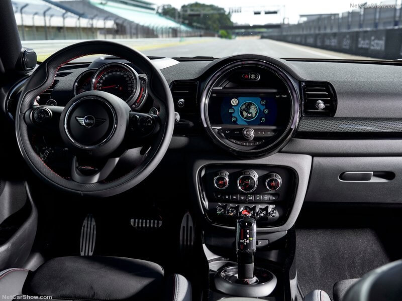 Interior del Mini Clubman John Cooper Works.
