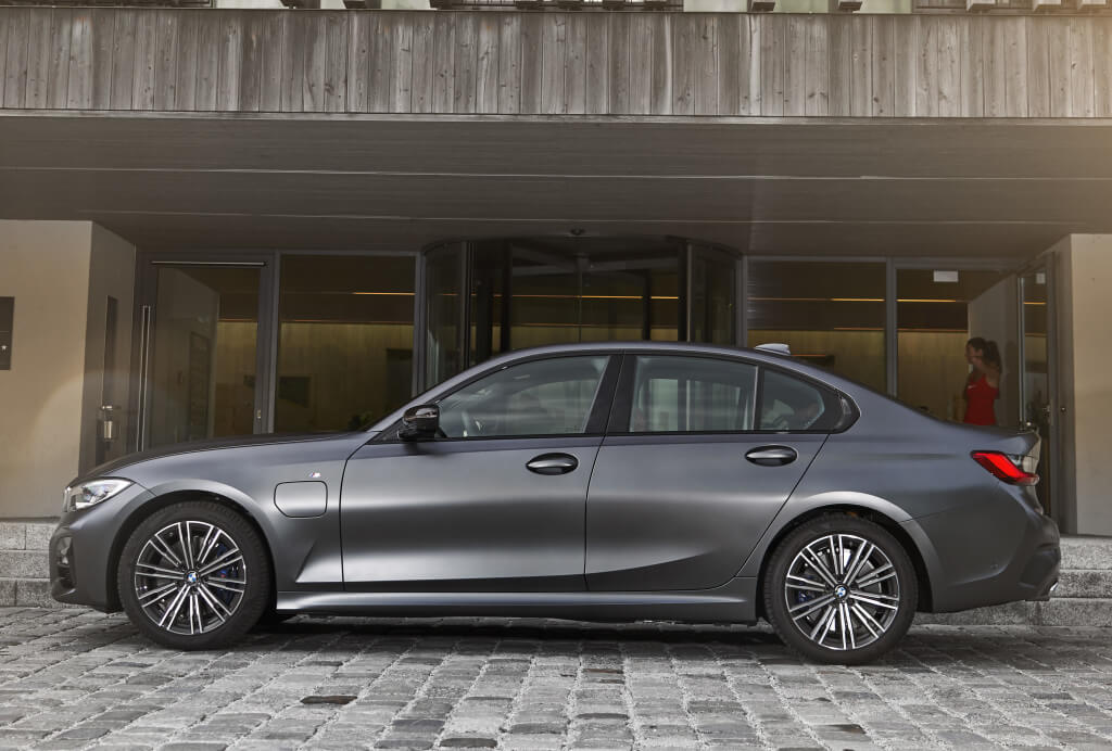 Lateral del BMW 330e.