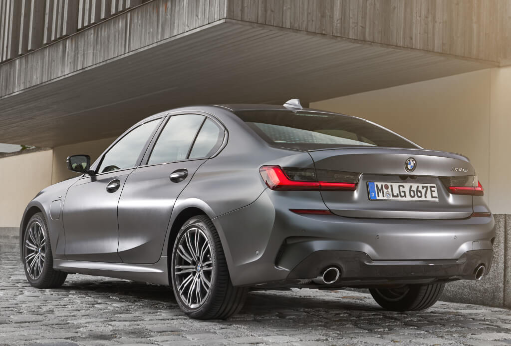 BMW 330e, trasera.