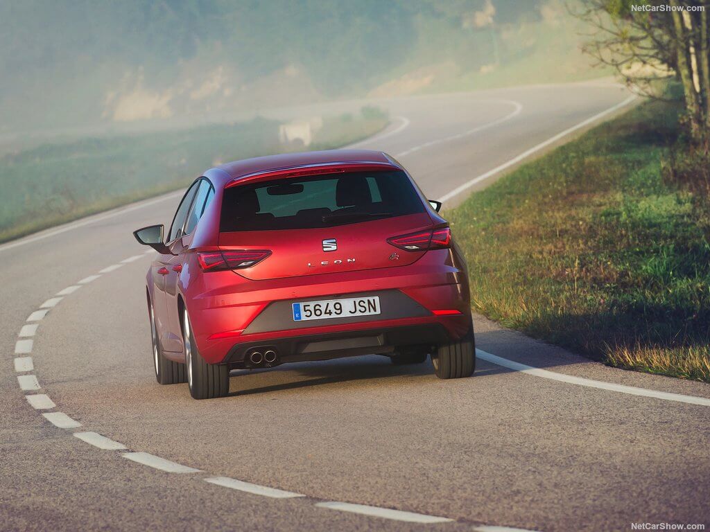 Seat León FR en carretera.
