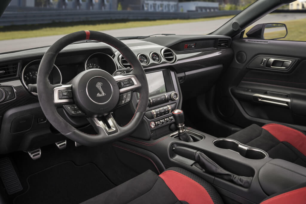 Shelby Mustang GT350R: interior.
