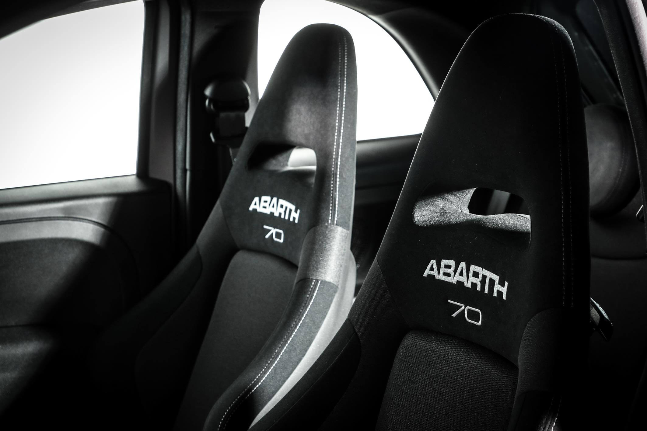 Interior del Abarth 595 Pista
