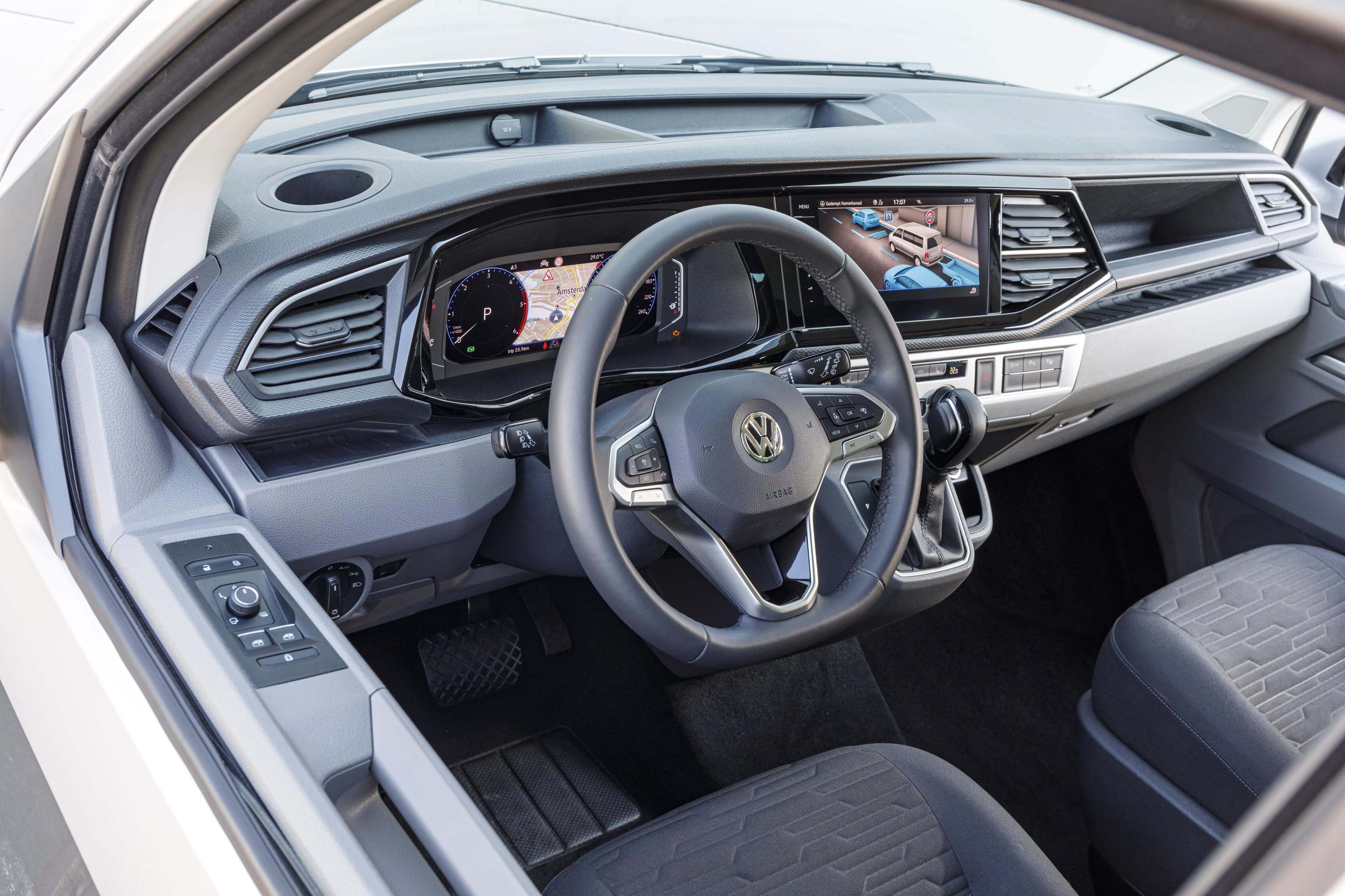 Interior del Volkswagen Transporter Bulli T6.1 Caravelle