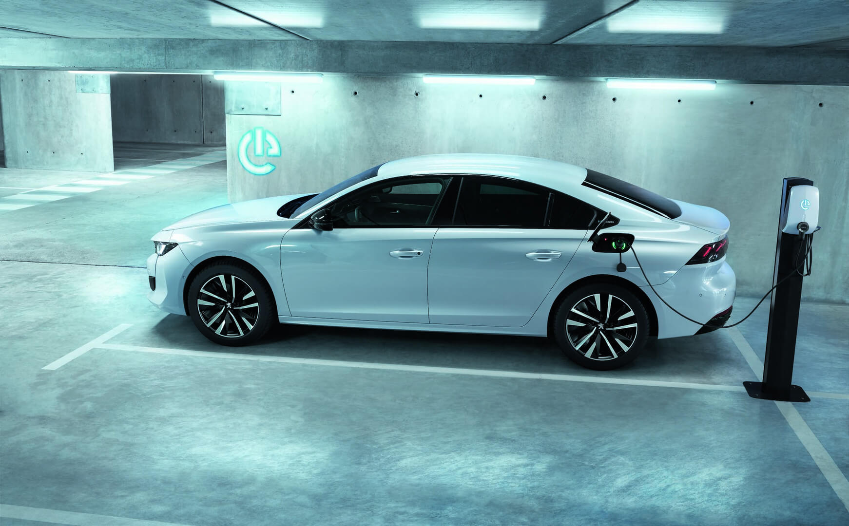 Lateral del Peugeot 508 Hybrid