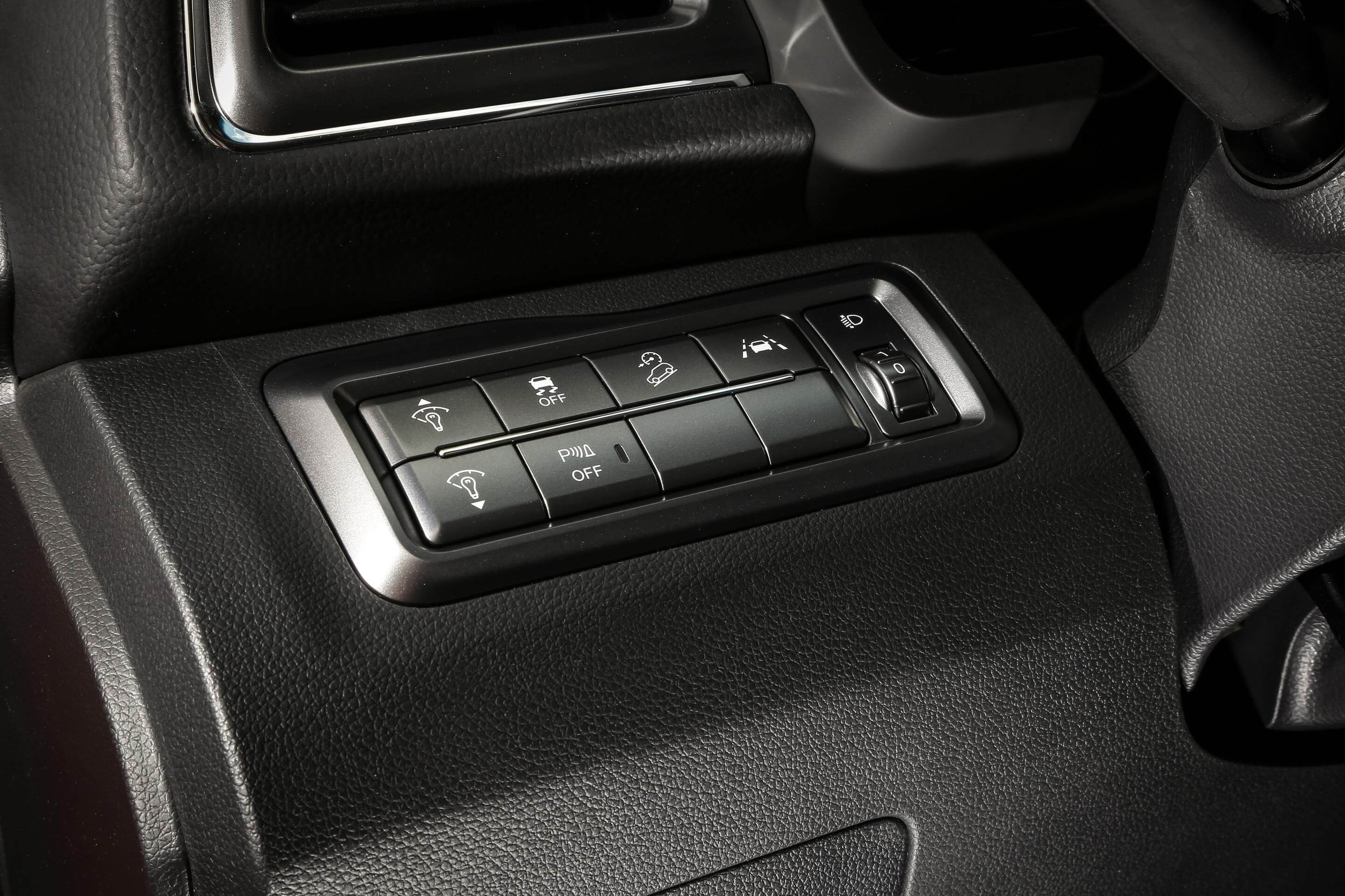 El tercer botón por la izquierda es el del control de descenso en pendientes del SsangYong Tívoli 2019