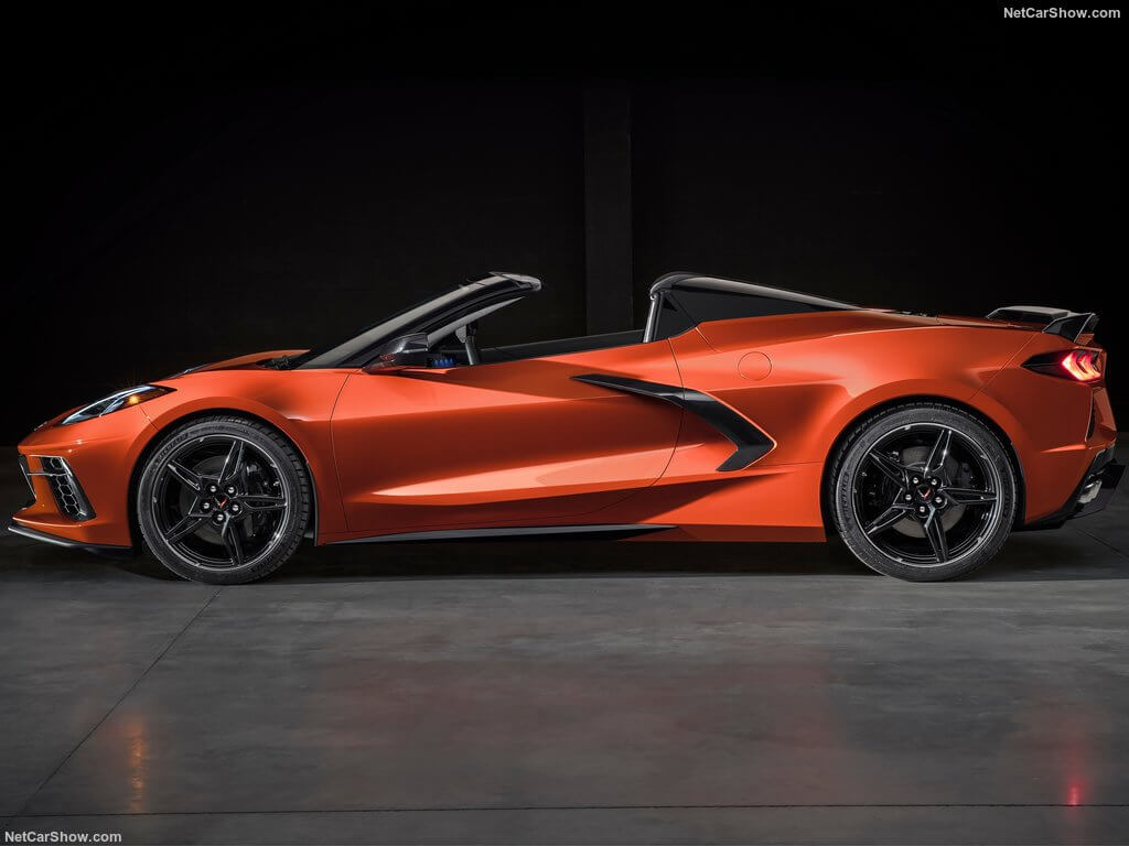 Chevrolet Corvette C8 Stingray Convertible, lateral.